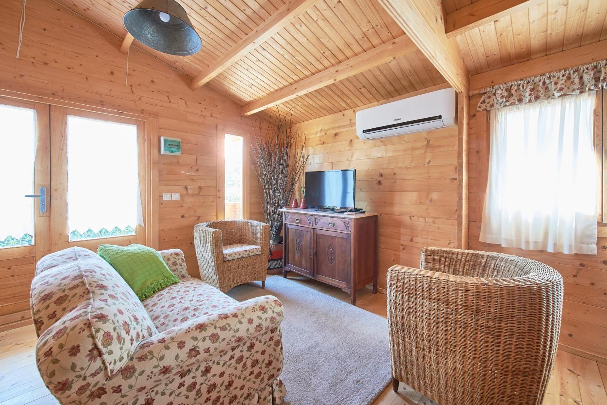 Chalet Lakeside Oasis W/ Ac, By Timecooler Montargil